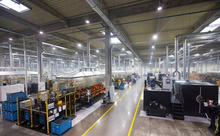 4 zakłady produkcyjne i magazynowe o łącznej powierzchni 80 000 m2